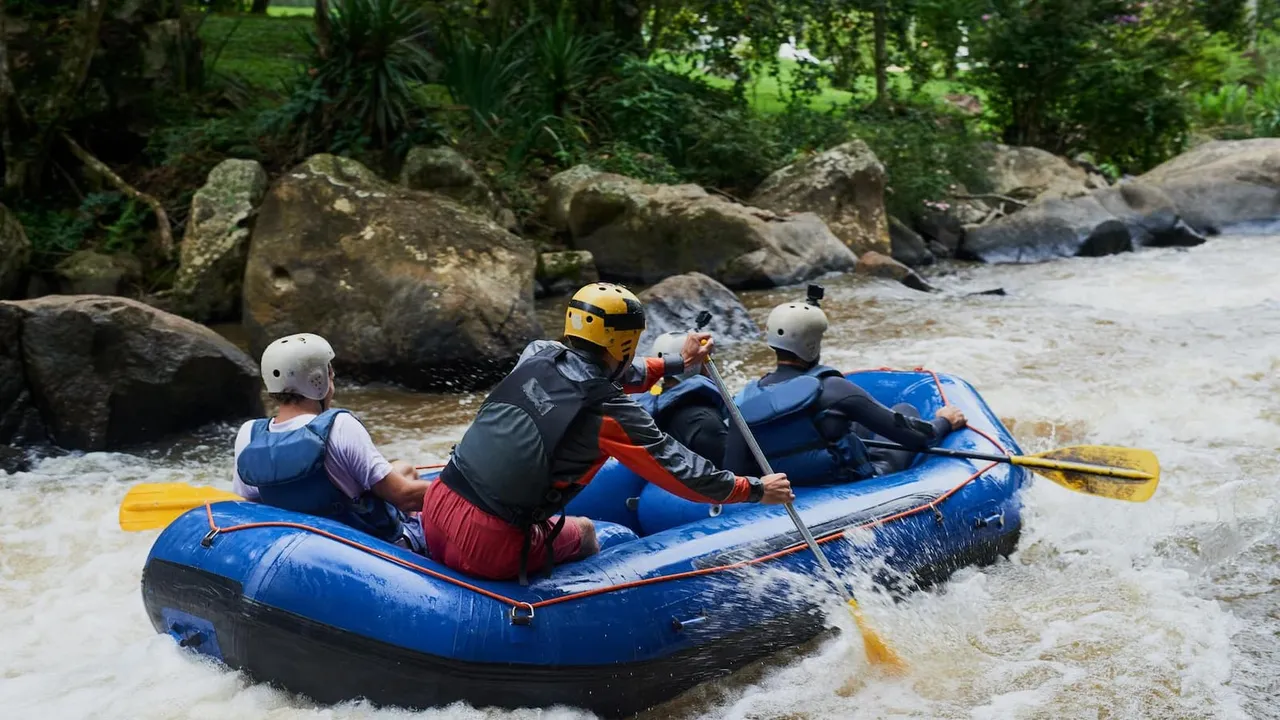 Arung jeram merupakan jenis olahraga air menggunakan perahu karet