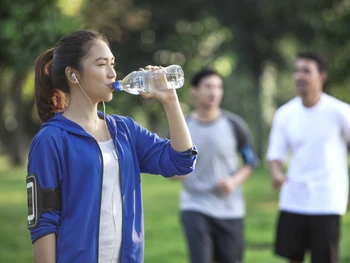 Minum Air Mineral Berkualitas Untuk Jaga Kesehatan Pada Musim Pancaroba