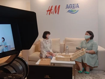 Danone-AQUA dan H&M Indonesia Perkuat Inisiatif bottle2fashion