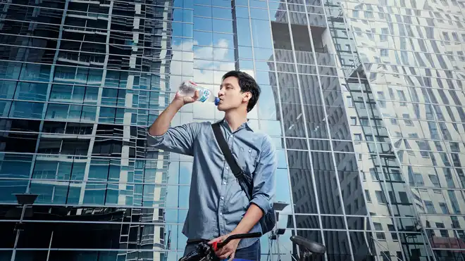 Berapa Liter Air yang Harus Diminum Agar Tidak Kekurangan Cairan?