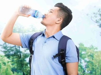 Siap Traveling untuk akhir tahun? Jangan Lupa bawa air mineral yang baik untuk jaga hidrasi tubuh