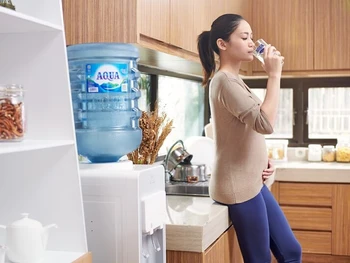Kenali Ciri-Ciri Ibu Hamil Kurang Minum Air Putih Sejak Awal