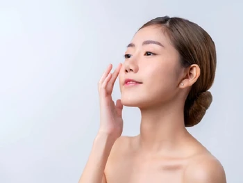 10 Manfaat Minum Air Putih untuk Wajah, Cerah dan Glowing!