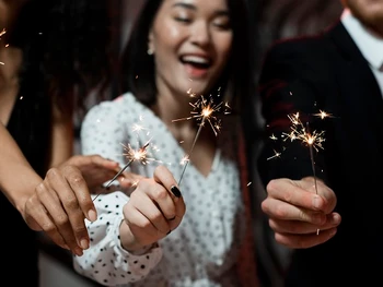 8 Kegiatan Malam Tahun Baru yang Seru Bersama Keluarga