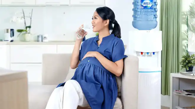 5 Manfaat Minum Air Putih saat Hamil untuk Kesehatan Janin