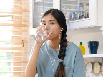 6 Benefits of Drinking Water for Acne-Prone Skin