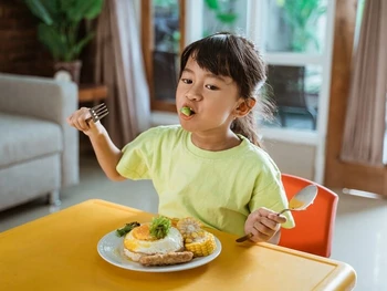Kebutuhan Gizi Anak Berdasar Usia yang Bunda Wajib Tahu