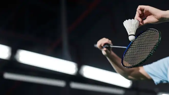 Cara Servis Badminton: Aturan BWF, Jenis Servis, dan Langkahnya