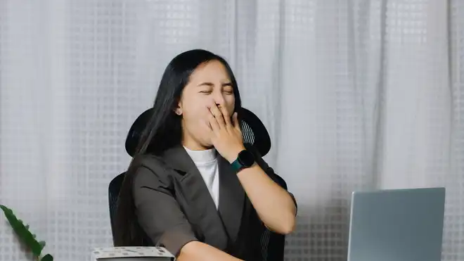 9 Cara Mengatasi Ngantuk saat Kerja di Kantor, Efektif!