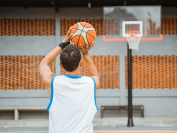 7 Teknik Shooting Bola Basket, Pemula Wajib Tahu!