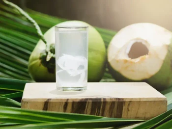 10 Manfaat Minum Air Kelapa untuk Kesehatan Tubuh
