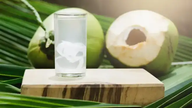 10 Manfaat Minum Air Kelapa untuk Kesehatan Tubuh