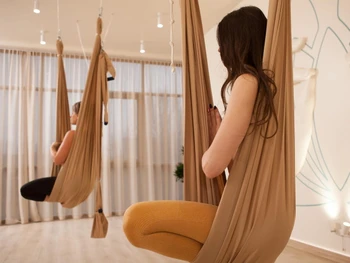 Apa Itu Aerial Yoga? Ini Manfaat dan Tips Melakukannya