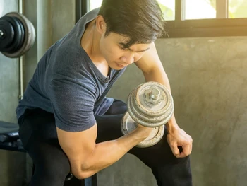 Bicep Curl: Kenali Manfaat, Cara Melakukan, dan Tipsnya