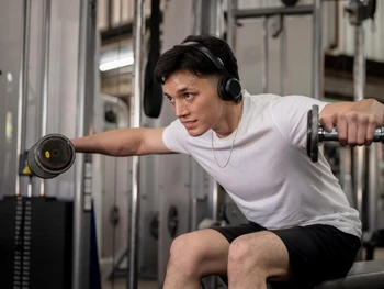 6 Latihan Otot Dada dengan Dumbbell, Bisa di Rumah atau Gym!