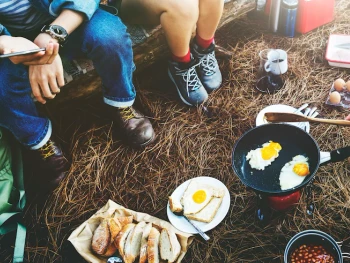 8 Pilihan Makanan untuk Camping yang Praktis dan Lezat