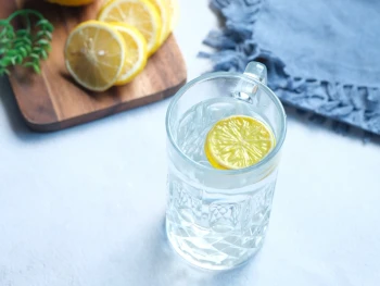 Minuman untuk Badan Lemas: Air Putih, Oralit, dan Tanda Perlu ke Dokter