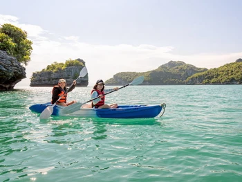 Olahraga Kayak: Kenali Manfaat dan Bedanya dengan Kano