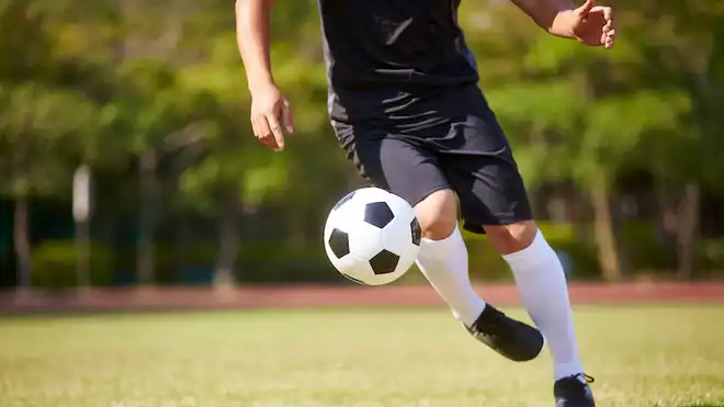10 Teknik Dasar Sepak Bola yang Harus Dikuasai oleh Pemula