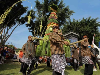 Yogyakarta Palace's Grebeg Syawal Tradition and Its Meaning